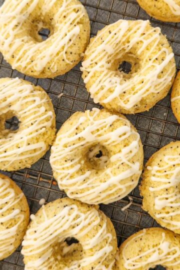 Gogosi copate cu lamaie si mac decorate cu glazura de zahar