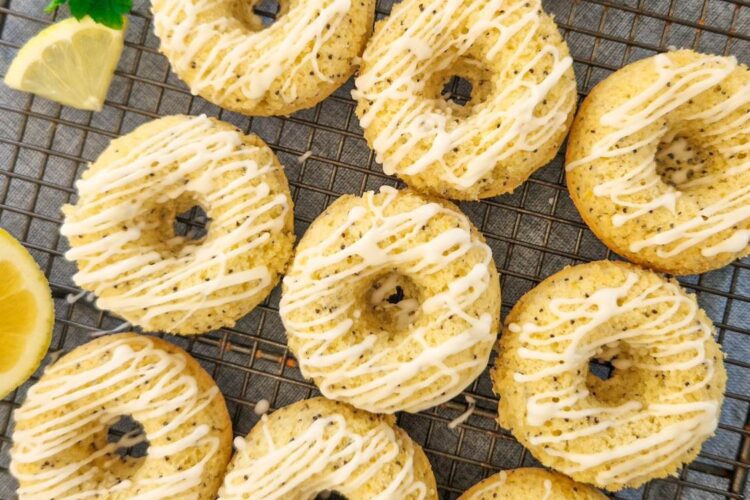 Gogosi copate cu lamaie si mac decorate cu glazura de zahar