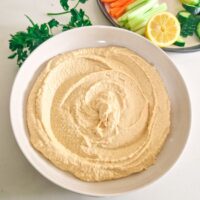 hummus cremos alaturi de bastonase de legume