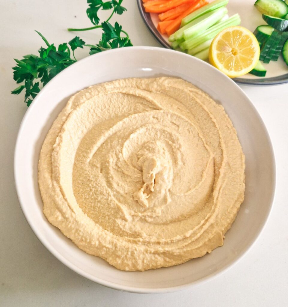 hummus cremos alaturi de bastonase de legume
