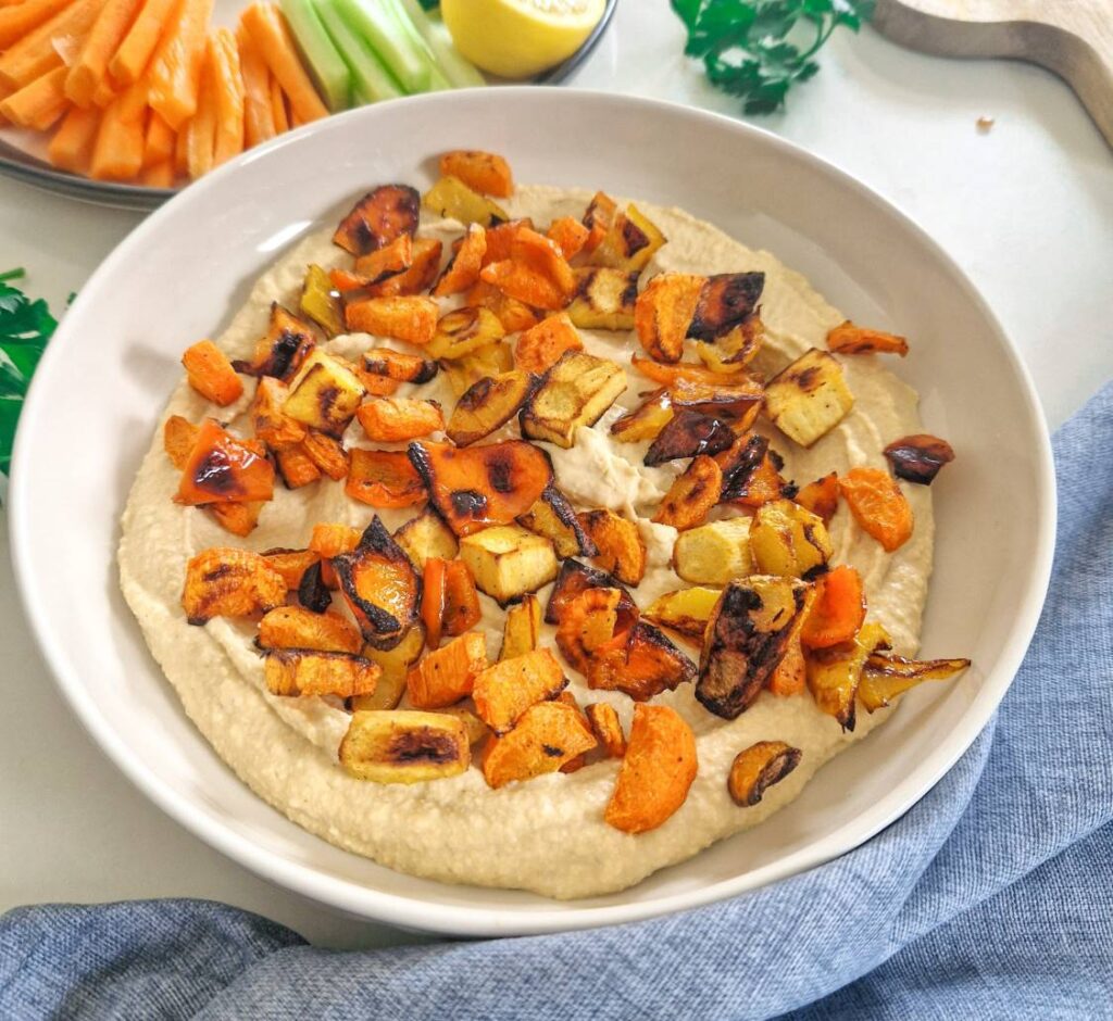 hummus cu legume coapte deasupra