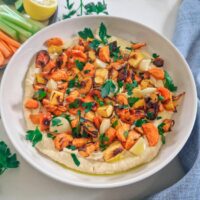 hummus cu legume coapte decoart cu frunze de patrunjel