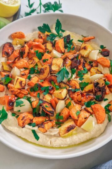 hummus cu legume coapte decoart cu frunze de patrunjel