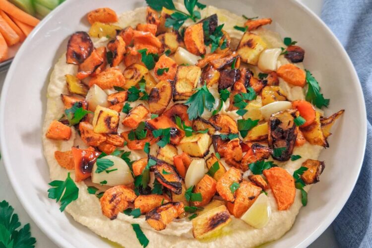 hummus cu legume coapte decoart cu frunze de patrunjel