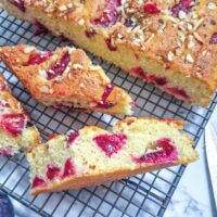 Prajitura simpla cu prune dintr-un blat pufos si moale umplut cu prune viu colorate si decorat cu fulgi de migdaloe, nuci si zahar pudra