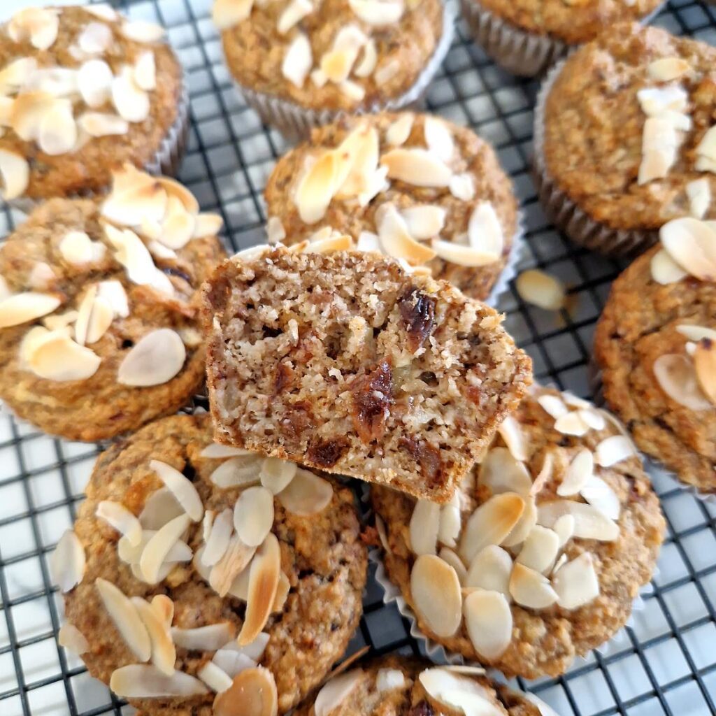 O briosa cu ovaz si babane taiata sa se poata vedea la interior cum este, unde se vede textura usor crocanta si stafidele maruntite