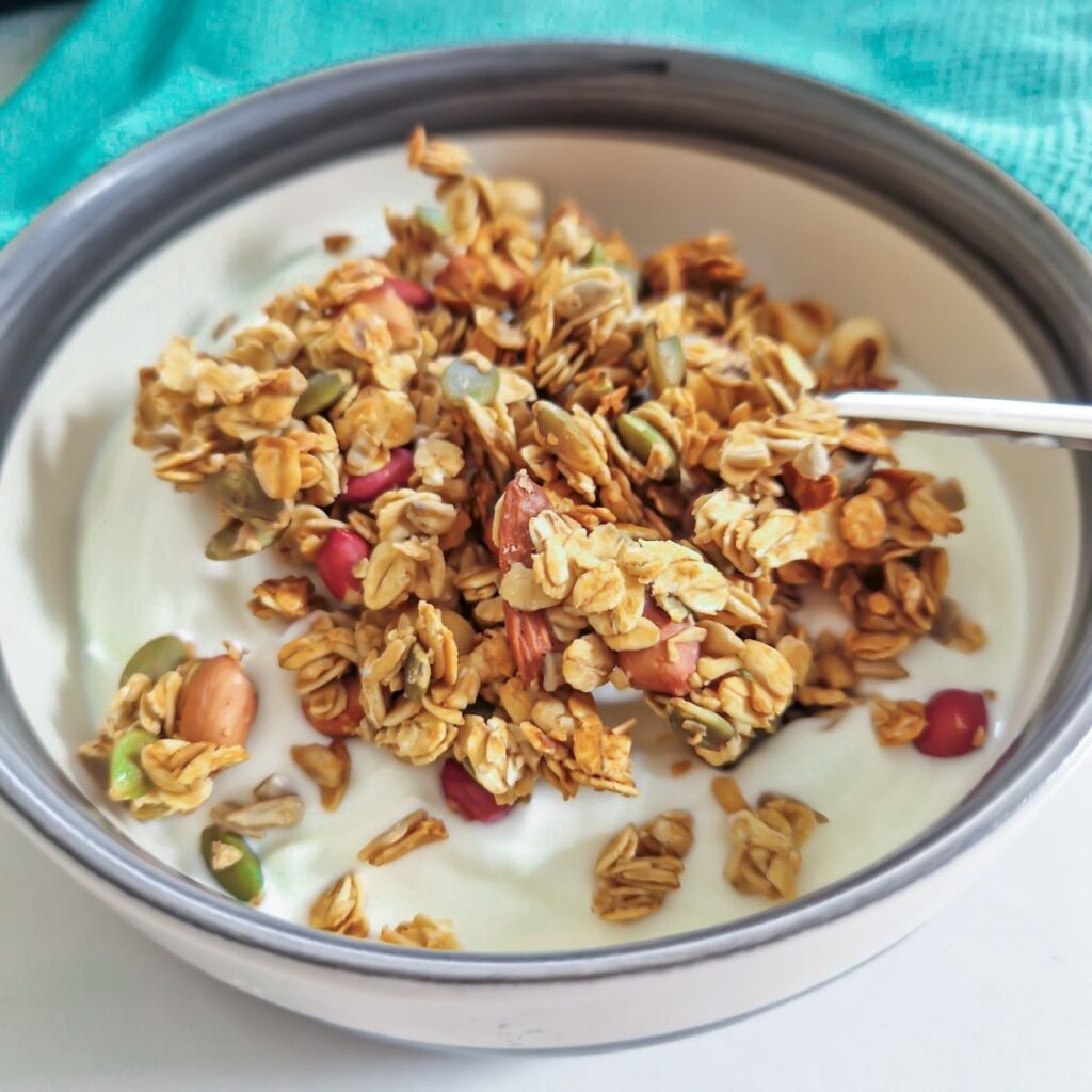 Un bol generos si sanatos de iaurt grecesc cu granola de casa satioasa si fara zahar adaugat