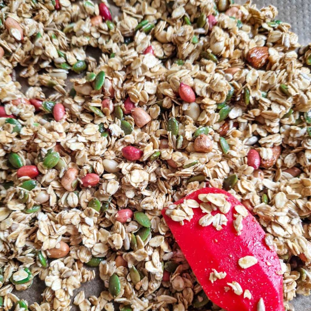 o tava generoasa de granola de casa gata de amerge la cuptor unde se vad ingredientele cat mai bine