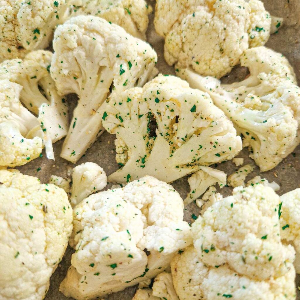 Conopida asezonată, pe punctul de a intra în cuptor pentru a deveni o garnitură crocantă și aurie