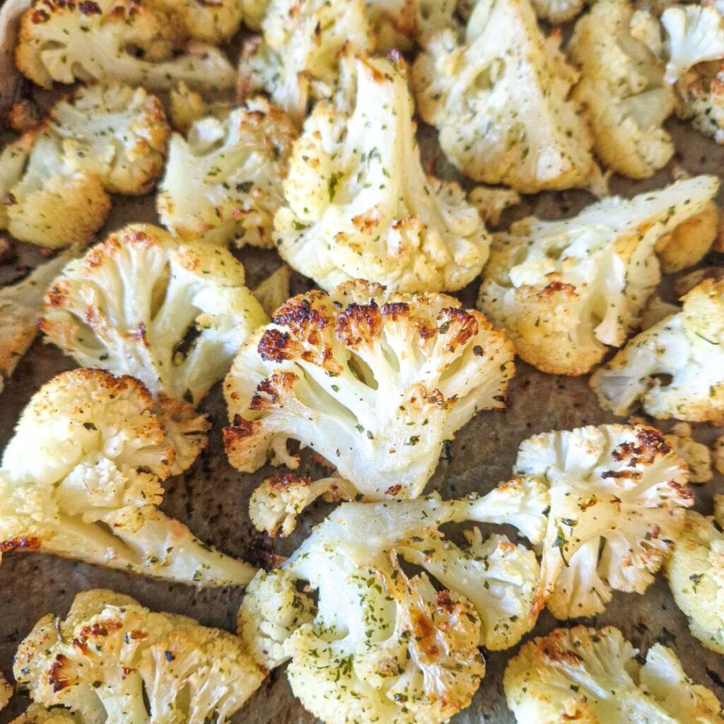 Conopida la cuptor – aurie și aromată, perfectă pentru a fi servită cu mujdei de usturoi.