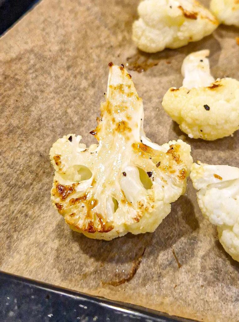 Un deliciu la cuptor – buchețele de conopidă aurii, condimentate perfect pentru un gust de neuitat.