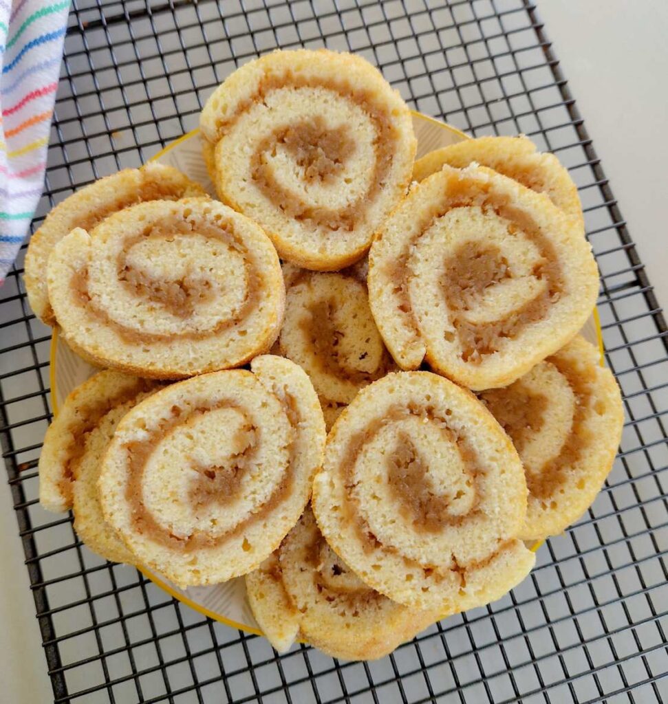 Felii de ruladă cu mere, cu umplutură de mere caramelizate și aluat pufos, gata de servit