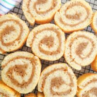 Felii de ruladă cu mere, cu umplutură de mere caramelizate și aluat pufos, gata de servit