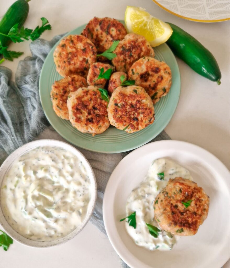 Chiftelute de curcan alaturi de un sos tzatziki, castraveti si lamaie 