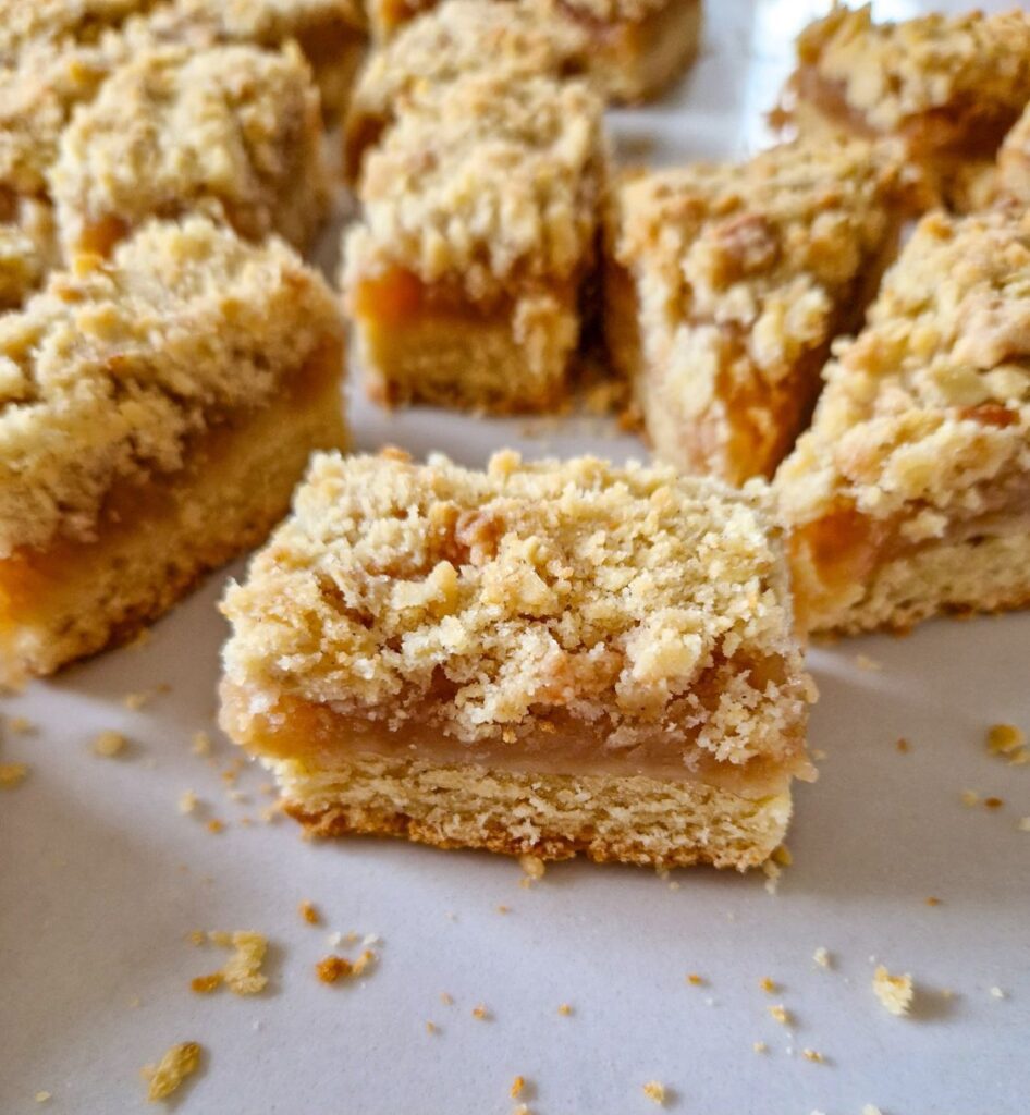 prajitura cu mere, frageda cu topping crocant, crumbel 