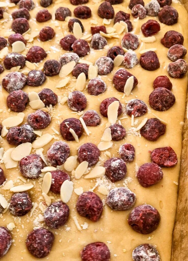 Aici începe magia: făină, unt, iaurt și cireșe