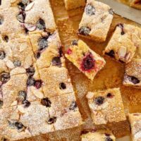 Fragedă la atingere. Și mai fragedă la gust. Prăjitură fragedă cu cireșe – pentru tavă mare