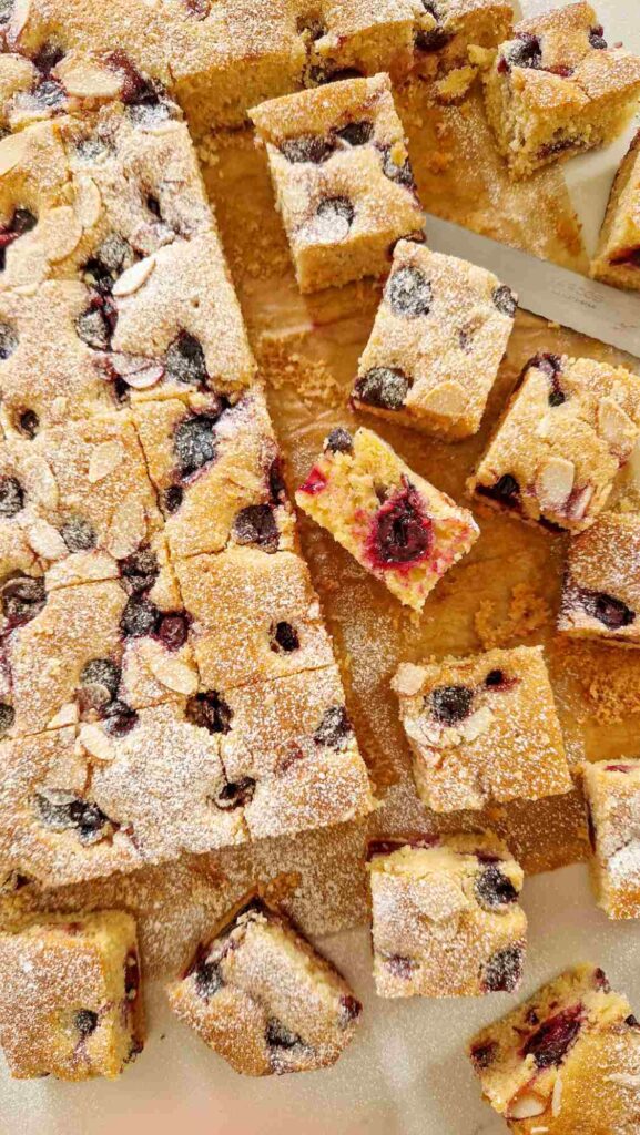 Fragedă la atingere. Și mai fragedă la gust. Prăjitură fragedă cu cireșe – pentru tavă mare