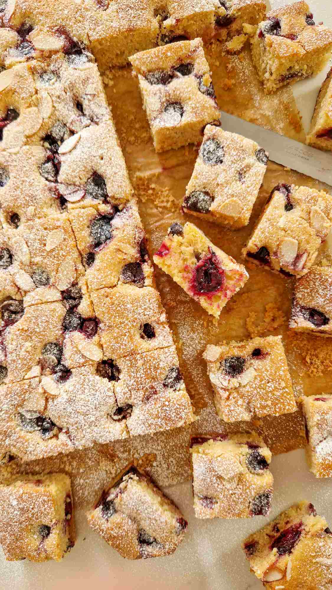 Fragedă la atingere. Și mai fragedă la gust. Prăjitură fragedă cu cireșe – pentru tavă mare