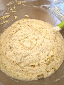 Aluat omogen pentru chec cu fistic, gata de turnat în formă