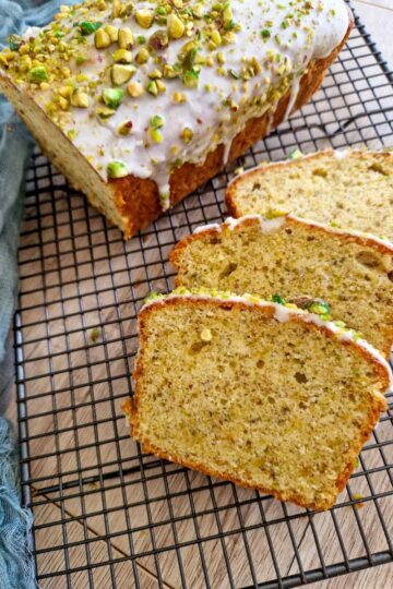 Chec cu fistic feliat, interior pufos, cu glazură albă și decor crocant