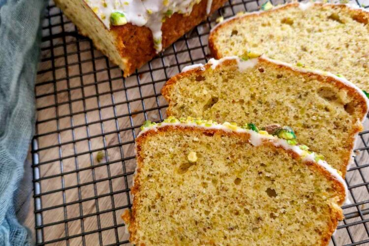 Chec cu fistic feliat, interior pufos, cu glazură albă și decor crocant