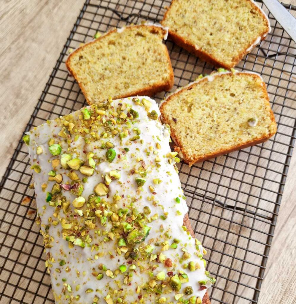 Felii de chec cu fistic și glazură de lămâie servite pe fundal rustic