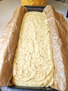 Compoziție de chec cu fistic turnată în formă, înainte de coacere