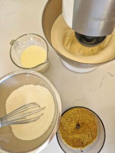 Ingrediente pentru chec cu fistic: ouă, făină, zahăr, unt, ulei, kefir, fistic măcinat, praf de copt, Ouă bătute spumă cu zahăr, vanilie și coajă de lămâie pentru compoziția de chec