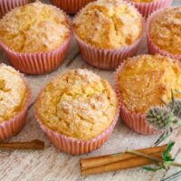 Brioșe pufoase cu dovleac – rețetă de toamnă cu decor de flori si scortisoara, plus un praf de zahar pudra