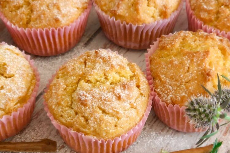 Brioșe pufoase cu dovleac – rețetă de toamnă cu decor de flori si scortisoara, plus un praf de zahar pudra