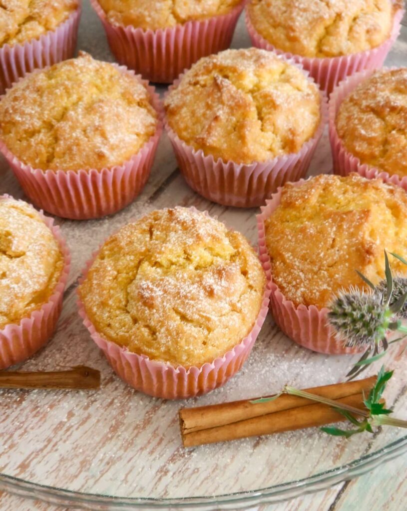 Brioșe pufoase cu dovleac – rețetă de toamnă cu decor de flori si scortisoara, plus un praf de zahar pudra