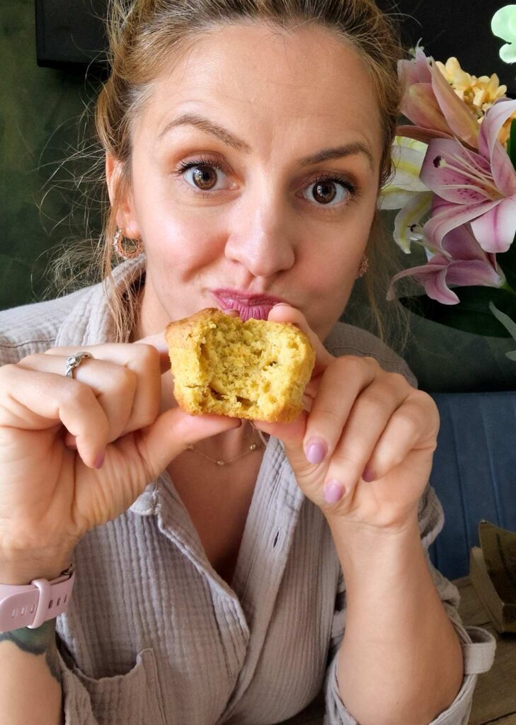 Brioșe pufoase cu dovleac – rețetă de toamnă tinanad in mana o briosa din care am muscat cu pofta