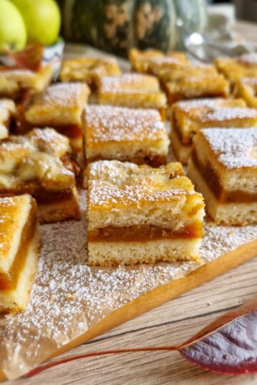 Prăjitură turnată cu dovleac – desert de toamnă pufos, aromat cu scorțișoară și nucșoară