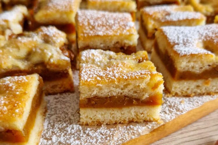 Prăjitură turnată cu dovleac – desert de toamnă pufos, aromat cu scorțișoară și nucșoară