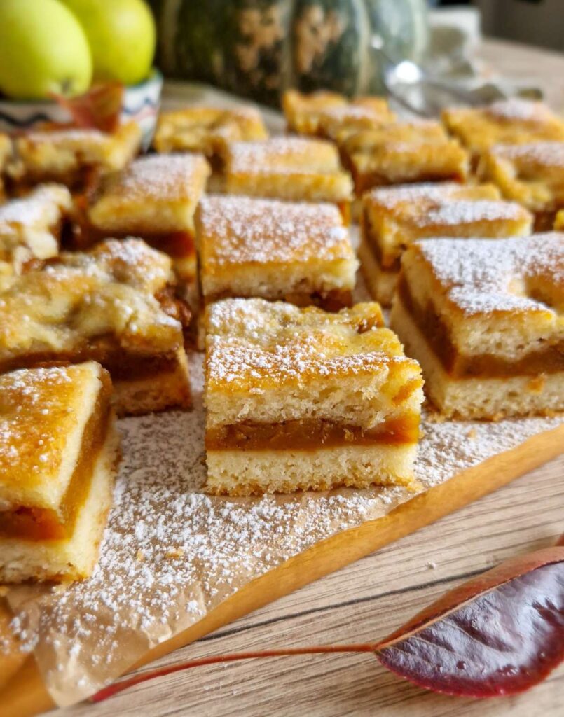 Prăjitură turnată cu dovleac – desert de toamnă pufos, aromat cu scorțișoară și nucșoară