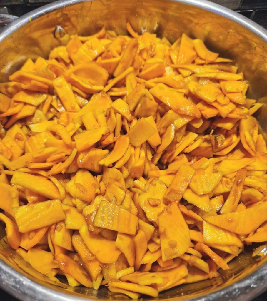 Dovleac ras gătit cu zahăr brun pentru prăjitura turnată – moale și parfumat