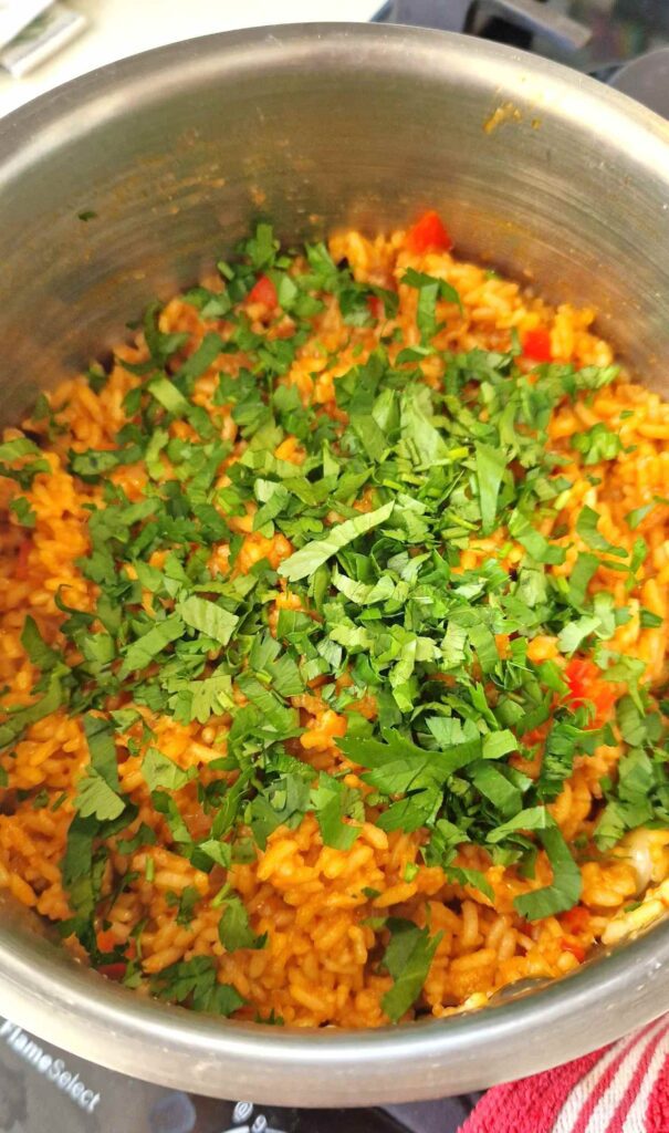 Orez mexican de post în vas, cu coriandru proaspăt abundent deasupra, gata de servire