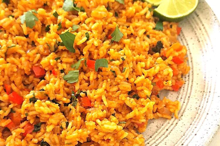 Orez mexican aromat de post, vedere de aproape pe farfurie tip plateau, decorat cu felii de lime și coriandru proaspăt