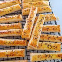 Sărățele cu untură și brânzeturi – gustări delicioase de sărbători pegratarla racit decorate cuchimen, crocante si aurii