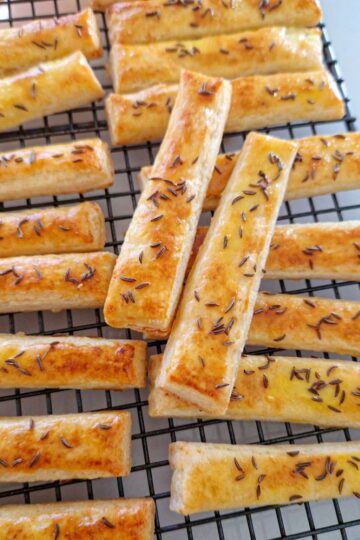 Sărățele cu untură și brânzeturi – gustări delicioase de sărbători pegratarla racit decorate cuchimen, crocante si aurii