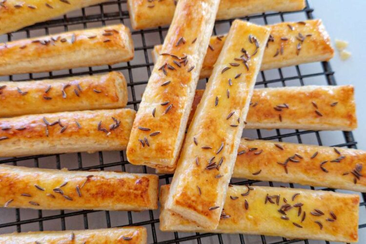 Sărățele cu untură și brânzeturi – gustări delicioase de sărbători pegratarla racit decorate cuchimen, crocante si aurii