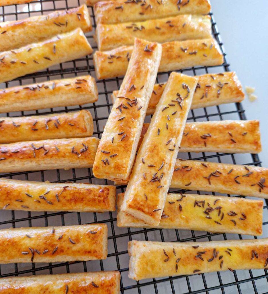 Sărățele cu untură și brânzeturi – gustări delicioase de sărbători pegratarla racit decorate cuchimen, crocante si aurii