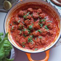 Chifteluțele din carne de porc gătite direct în sos de roșii