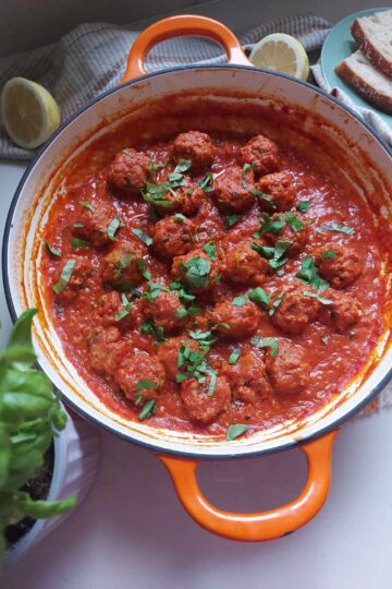 Chifteluțele din carne de porc gătite direct în sos de roșii