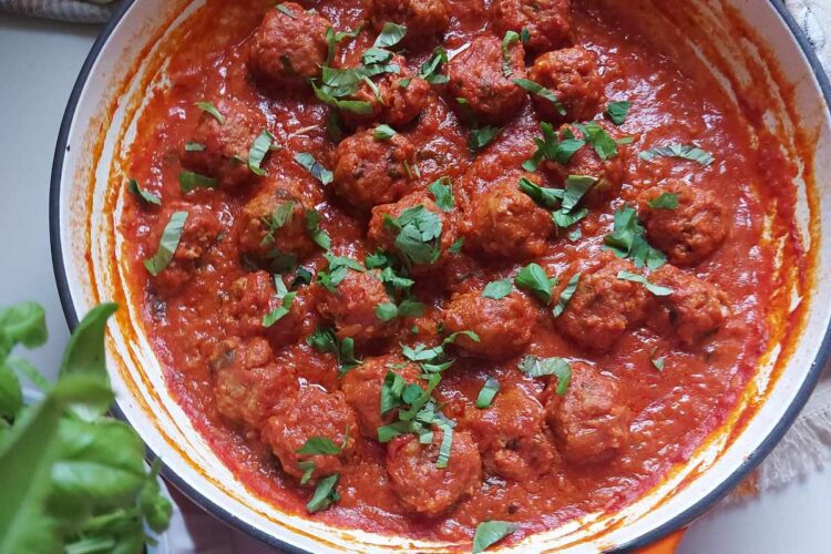 Chifteluțele din carne de porc gătite direct în sos de roșii