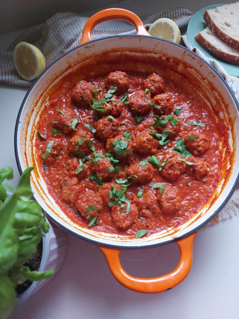 Chifteluțele din carne de porc gătite direct în sos de roșii