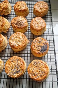 Biscuiți sărați cu brânză, fragezi și aurii, gata de servit