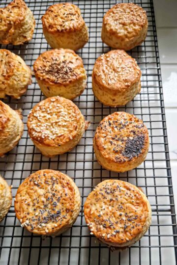 Biscuiți sărați cu brânză, fragezi și aurii, gata de servit