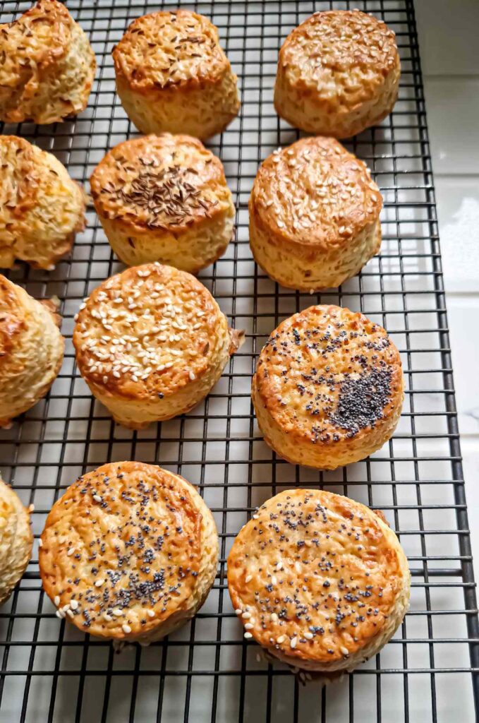 Biscuiți sărați cu brânză, fragezi și aurii, gata de servit